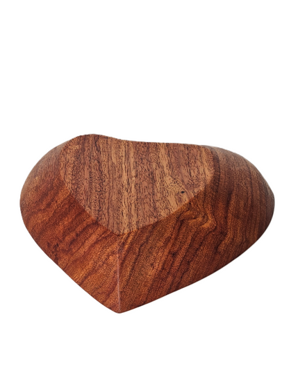 Holzschale in Herzform