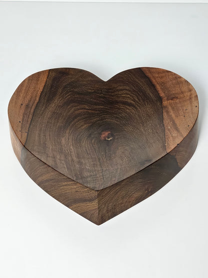 Holzschale in Herzform