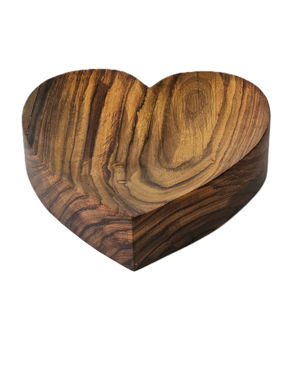 Holzschale in Herzform