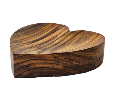 Holzschale in Herzform