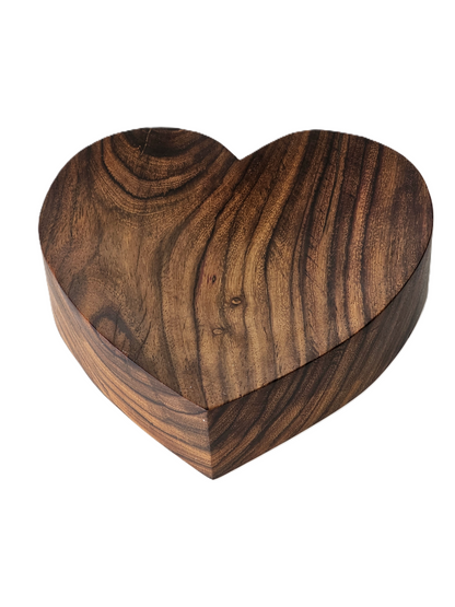 Holzschale in Herzform